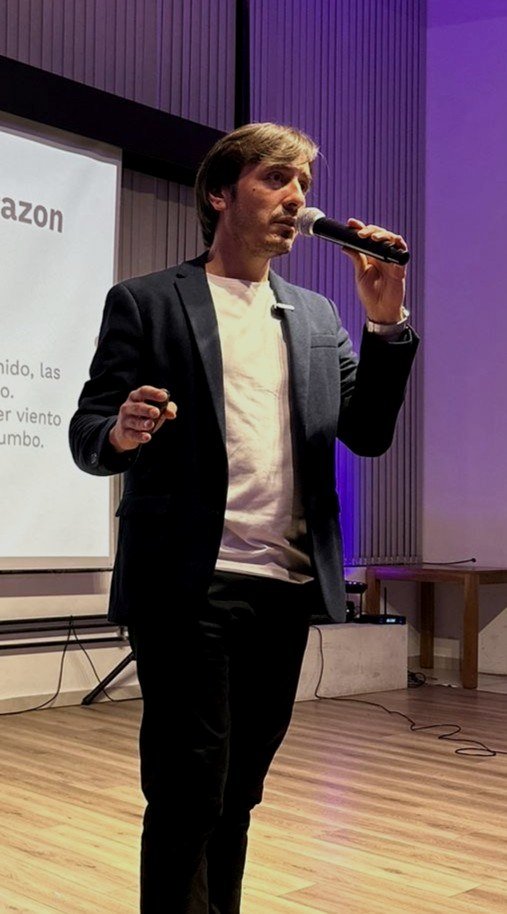 Danilo Castiglioni dando una charla en un evento